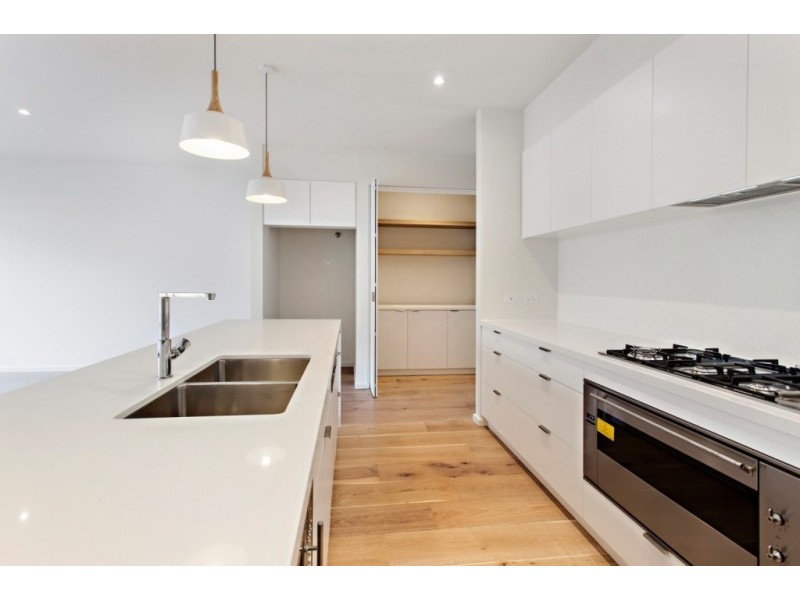 8 Amberley Drive, Cheltenham VIC 3192