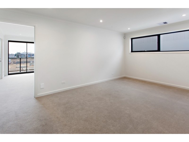 8 Amberley Drive, Cheltenham VIC 3192