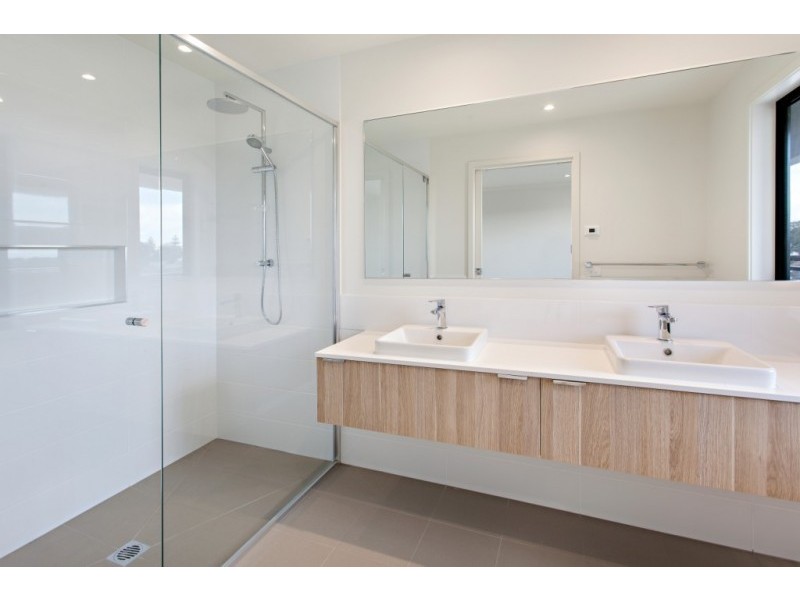 8 Amberley Drive, Cheltenham VIC 3192