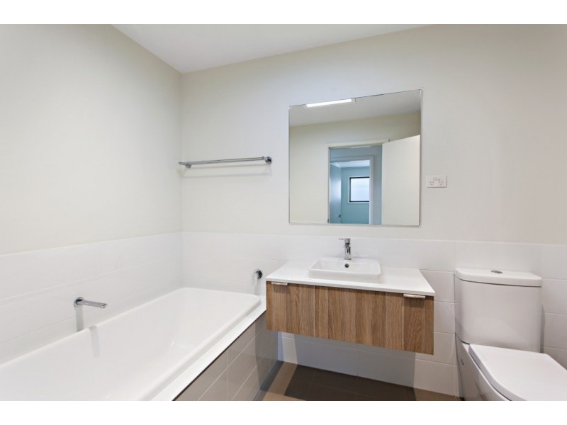 8 Amberley Drive, Cheltenham VIC 3192