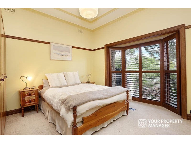 15 Raynes Park Road, Hampton VIC 3188