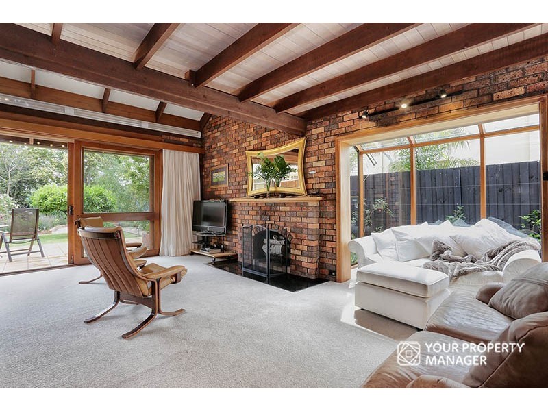 15 Raynes Park Road, Hampton VIC 3188