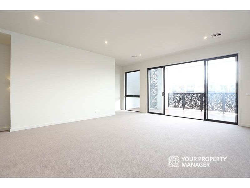 8 Moreton Walk, Cheltenham VIC 3192