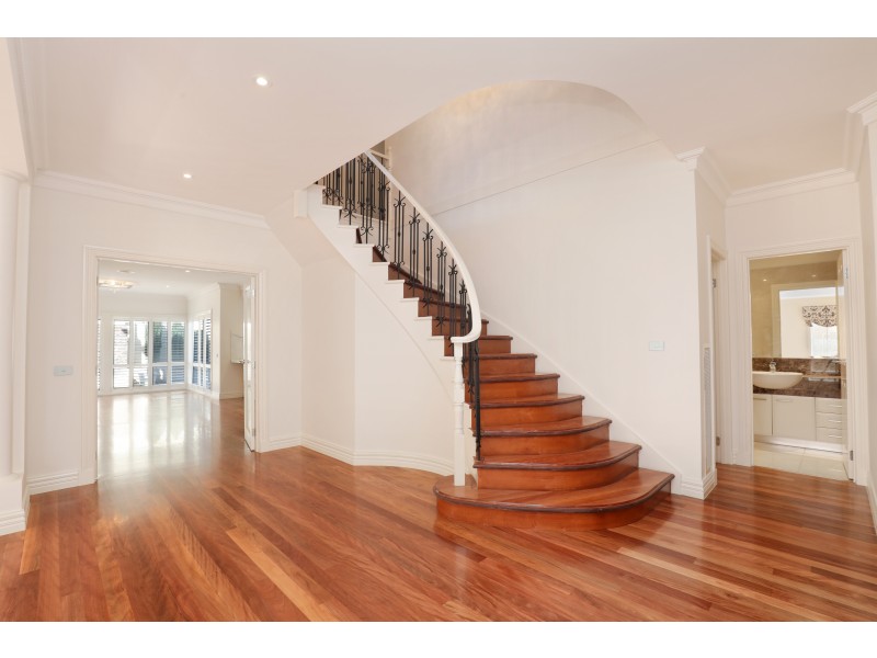 8 Fuller Street, Caulfield South VIC 3162