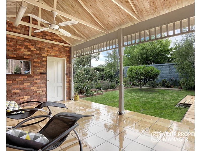 15 Raynes Park Road, Hampton VIC 3188
