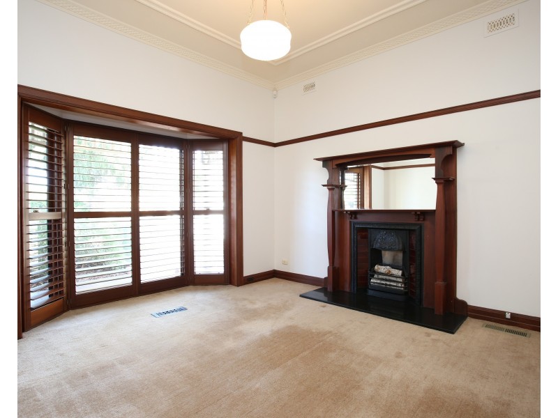 15 Raynes Park Road, Hampton VIC 3188
