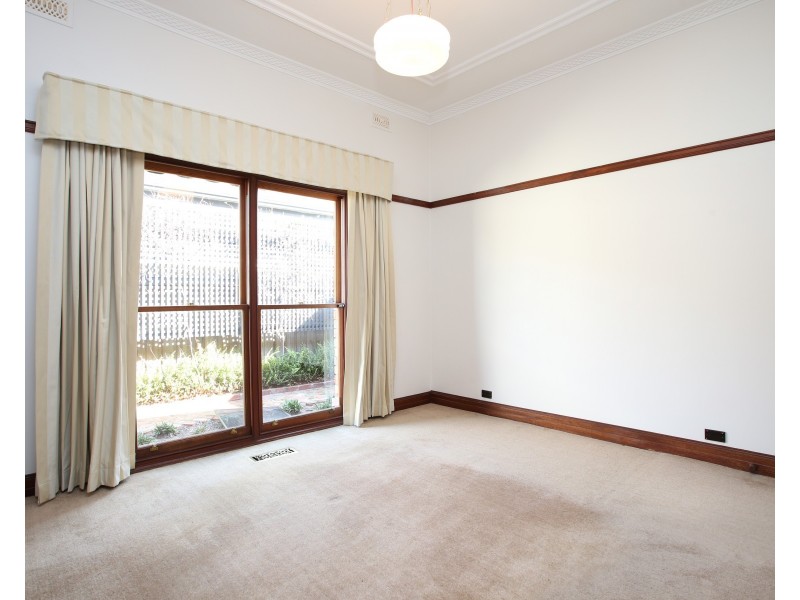 15 Raynes Park Road, Hampton VIC 3188