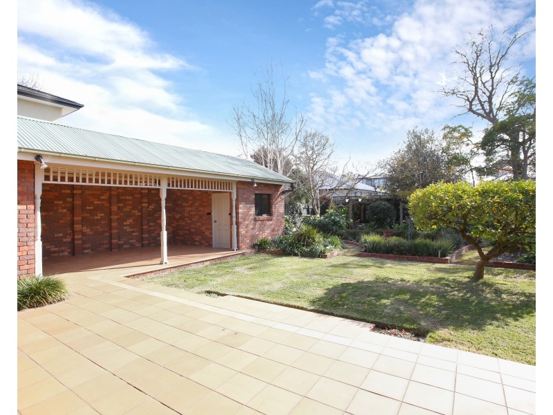 15 Raynes Park Road, Hampton VIC 3188