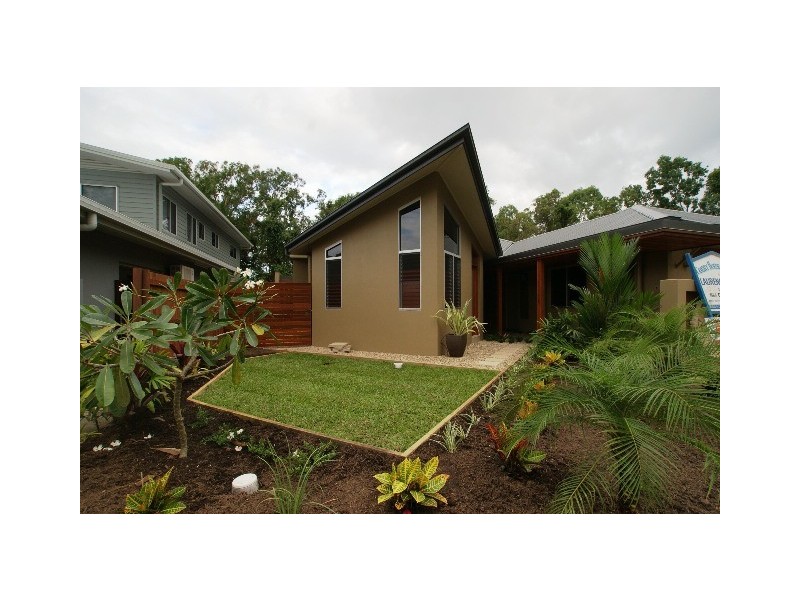 3 Lillian Road, Palm Cove QLD 4879