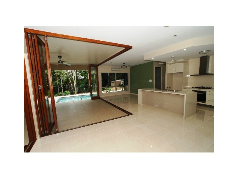3 Lillian Road, Palm Cove QLD 4879