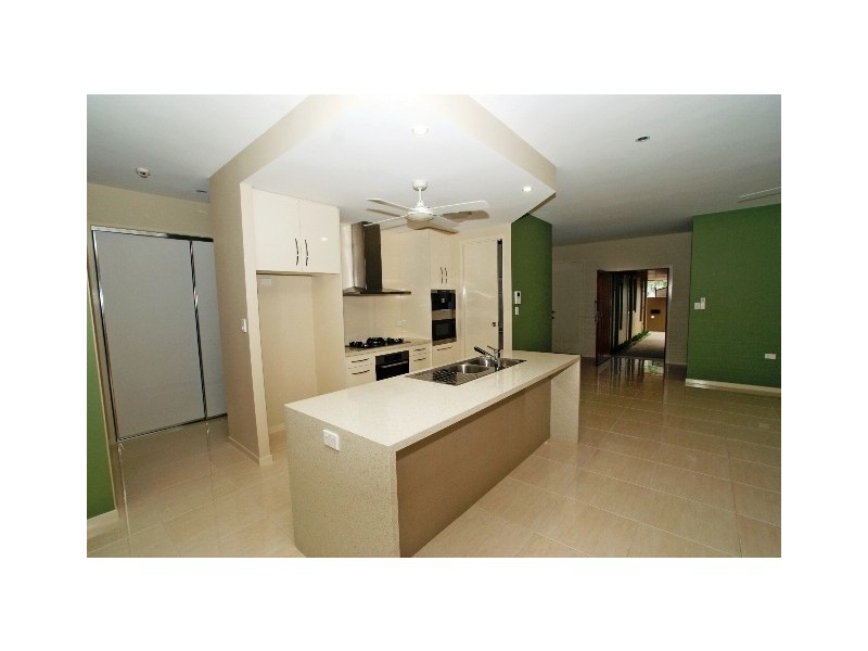 3 Lillian Road, Palm Cove QLD 4879