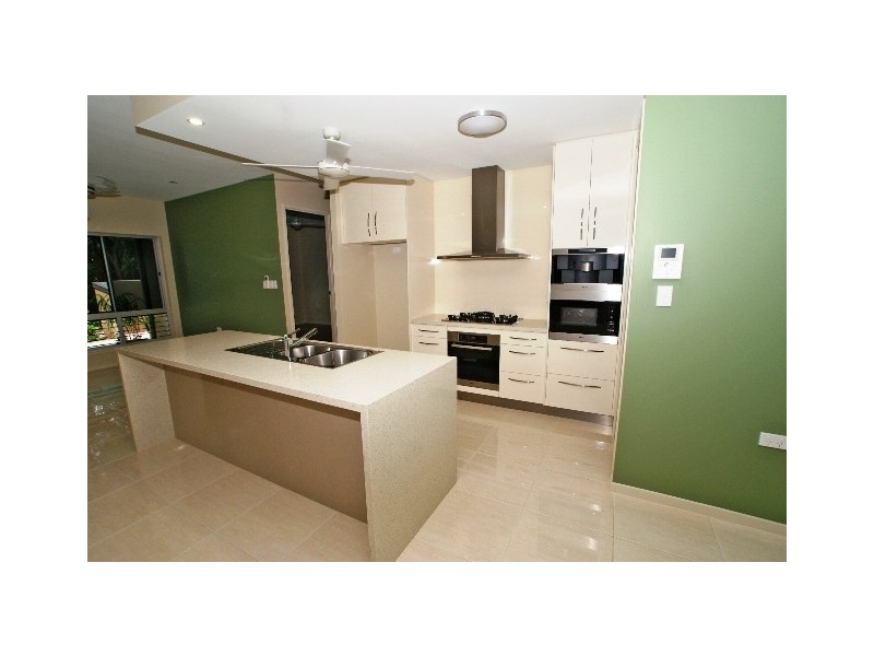 3 Lillian Road, Palm Cove QLD 4879