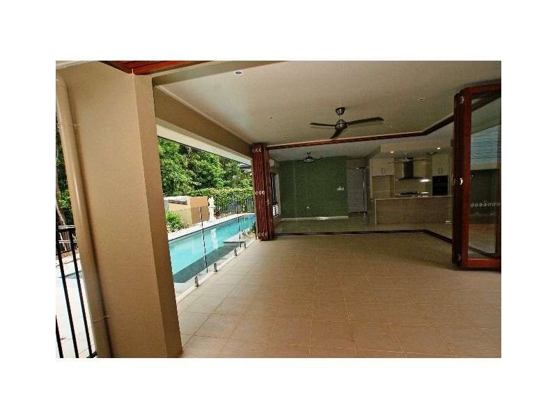 3 Lillian Road, Palm Cove QLD 4879