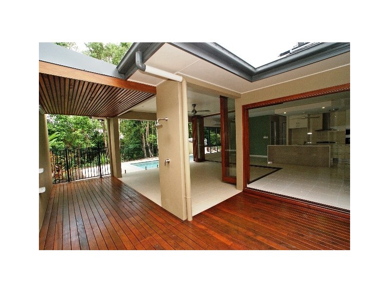 3 Lillian Road, Palm Cove QLD 4879