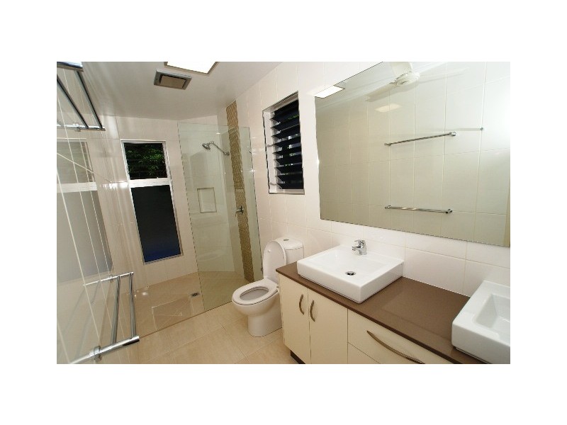3 Lillian Road, Palm Cove QLD 4879