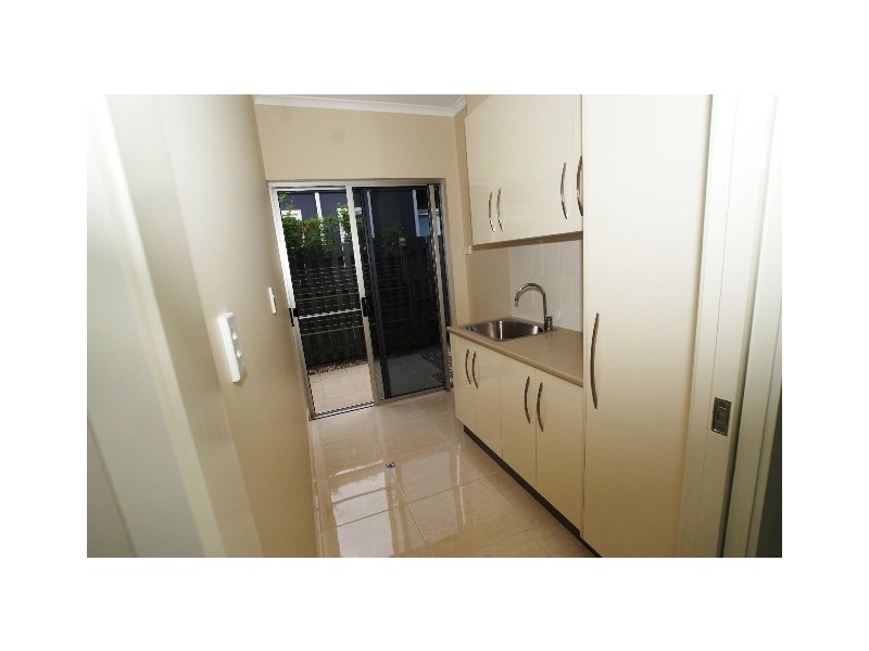 3 Lillian Road, Palm Cove QLD 4879