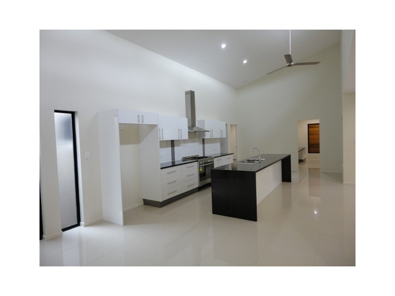 43 Aurelia Road, Palm Cove QLD 4879