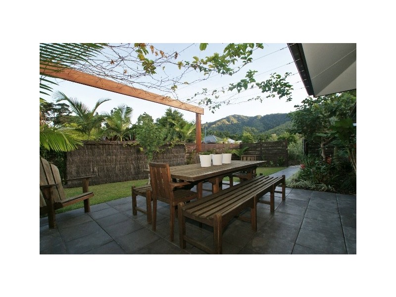 12 Muller Street, Palm Cove QLD 4879