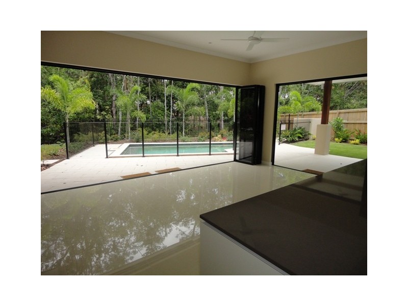 14 Kurt Close, Palm Cove QLD 4879