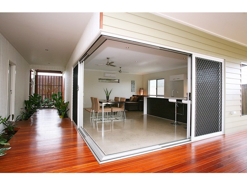 100 Roberts Drive, Trinity Beach QLD 4879