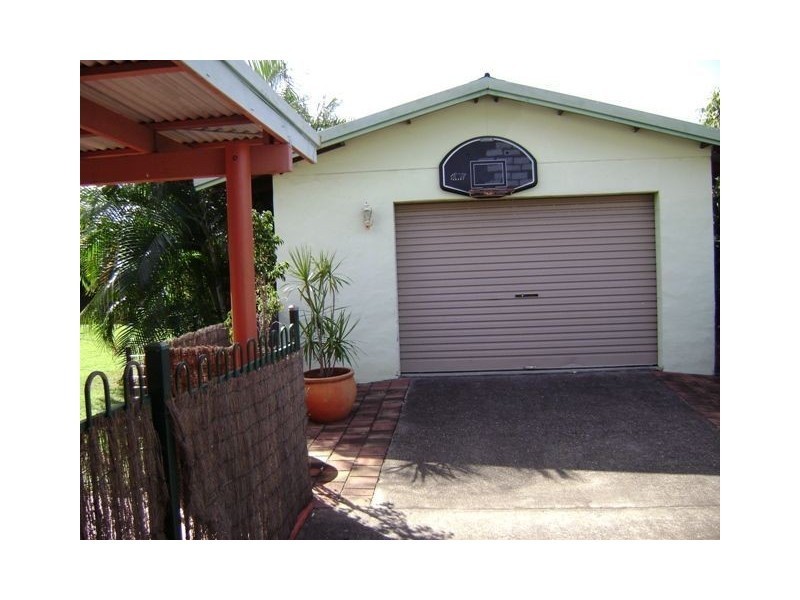 10 Hickory Street, Holloways Beach QLD 4878