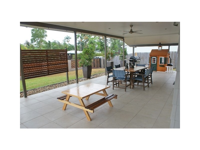 1 Escape Close, Clifton Beach QLD 4879