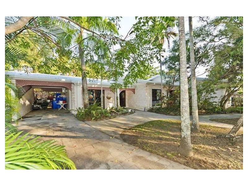 1 Wallum Close, Holloways Beach QLD 4878