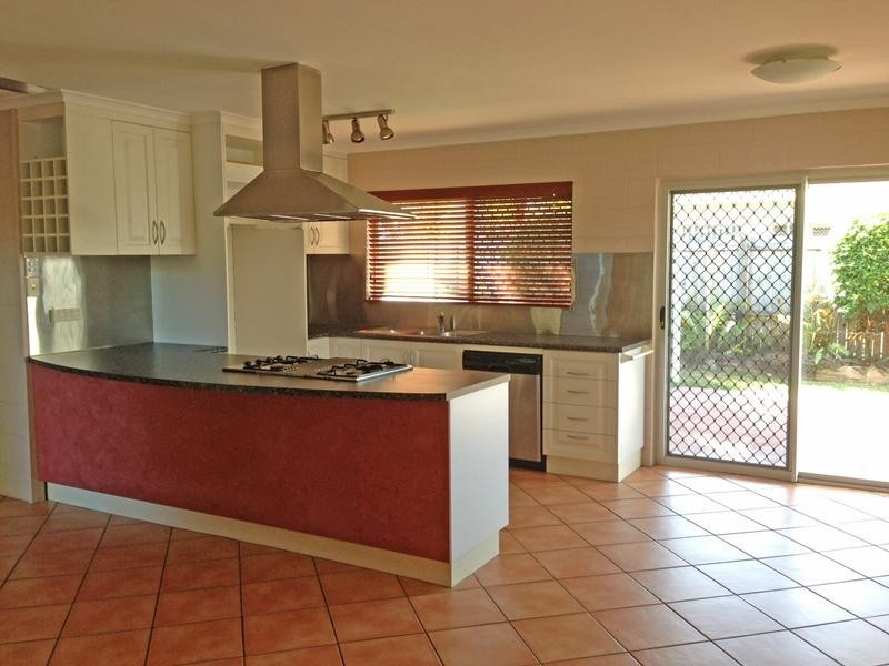 14 Almond Street, Holloways Beach QLD 4878