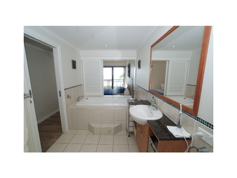 5 Arlington Esplanade, Clifton Beach QLD 4879