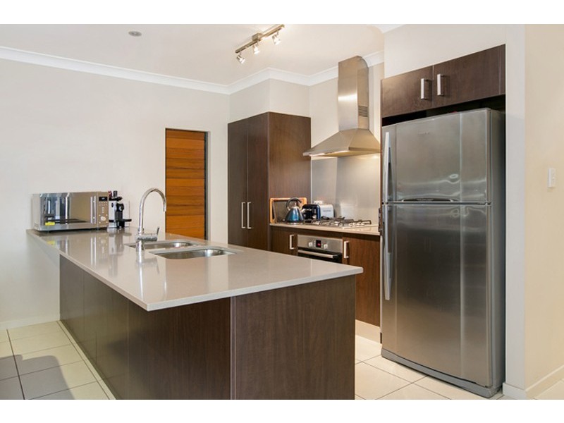 6 Savaii Close, Palm Cove QLD 4879