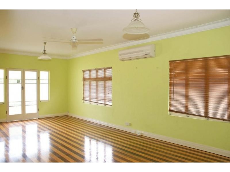 235 Lyons St, Westcourt QLD 4870