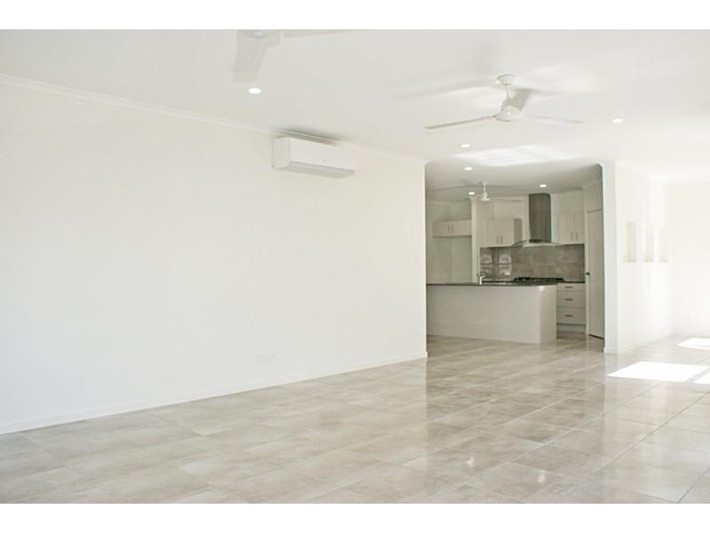 1/12 Pacific Place, Trinity Park QLD 4879
