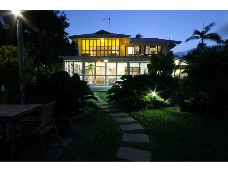 18 Hibiscus Lane, Holloways Beach QLD 4878