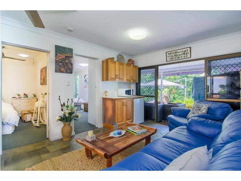18 Hibiscus Lane, Holloways Beach QLD 4878