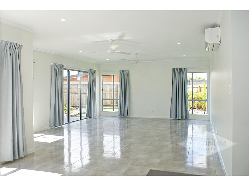 1/12 Pacific Place, Trinity Park QLD 4879