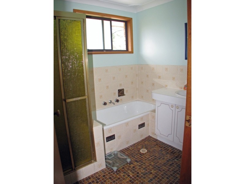 5 Rugby Close, Wyoming NSW 2250