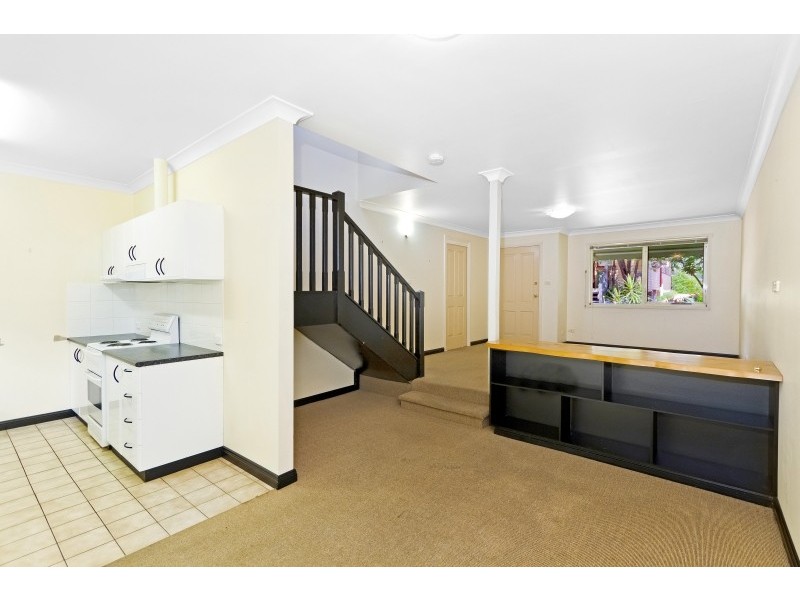 2/191 Albany Street, Point Frederick NSW 2250