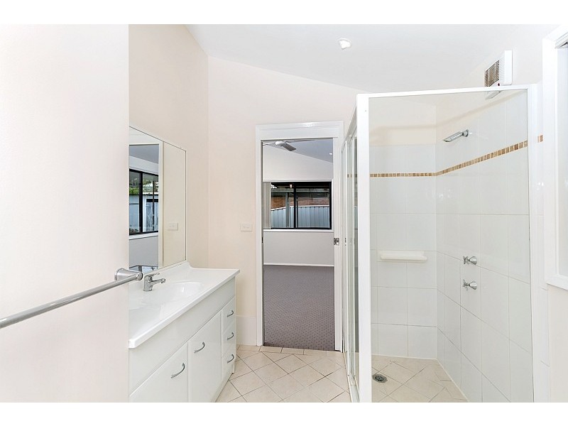 2/57 Orange Parade, Wyoming NSW 2250