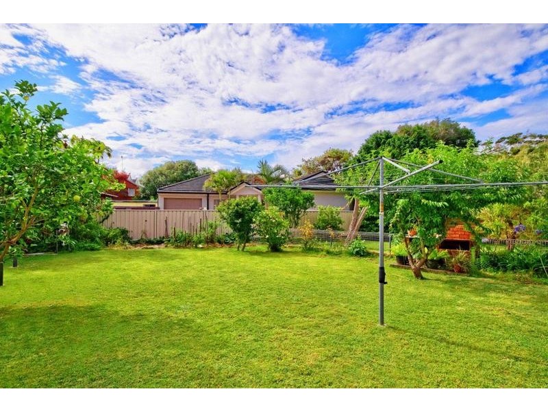 11 Reserve Drive, Bateau Bay NSW 2261