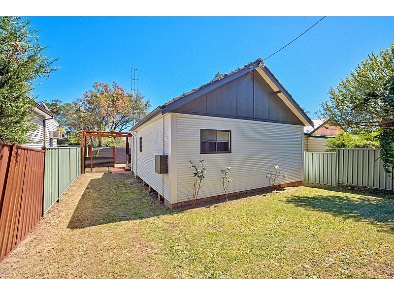 81 Memorial Ave, Blackwall NSW 2256
