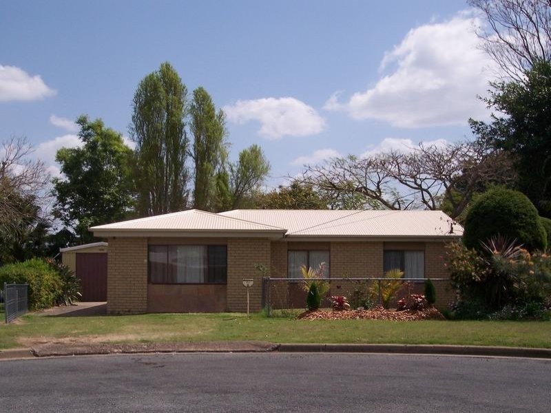 8 Barnes Court, Silkstone QLD 4304