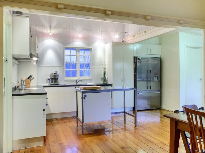 33 Macrossan Ave, Norman Park QLD 4170