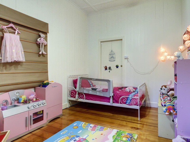 33 Macrossan Ave, Norman Park QLD 4170