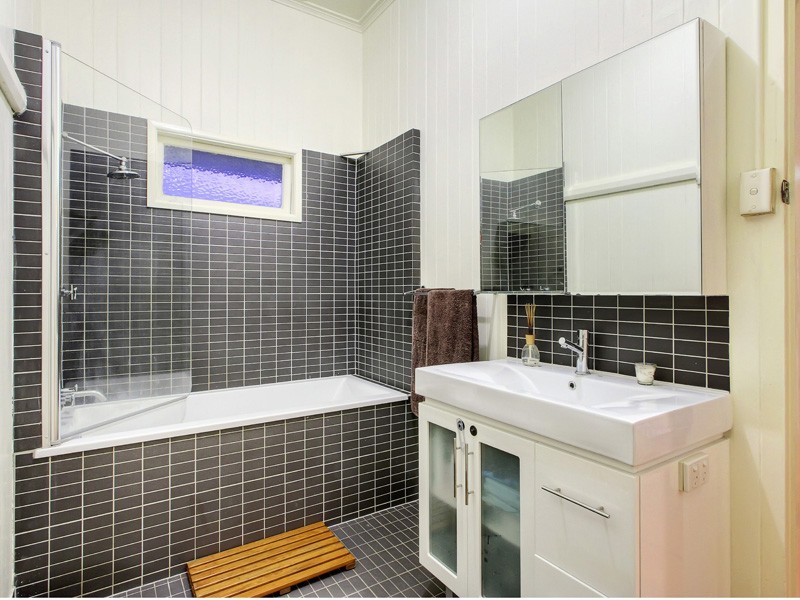 33 Macrossan Ave, Norman Park QLD 4170