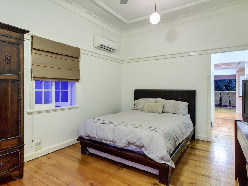 33 Macrossan Ave, Norman Park QLD 4170
