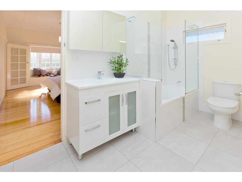 33 Macrossan Avenue, Norman Park QLD 4170