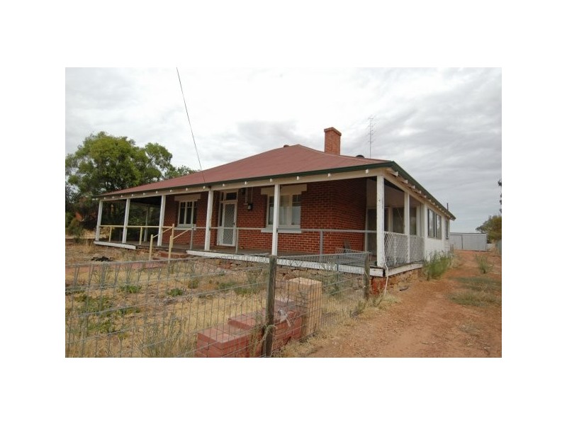 27 Hunt Road, Beverley WA 6304