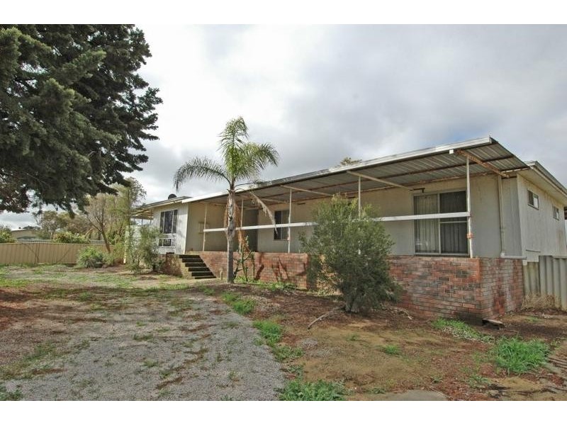 17 Ashton St, Quairading WA 6383