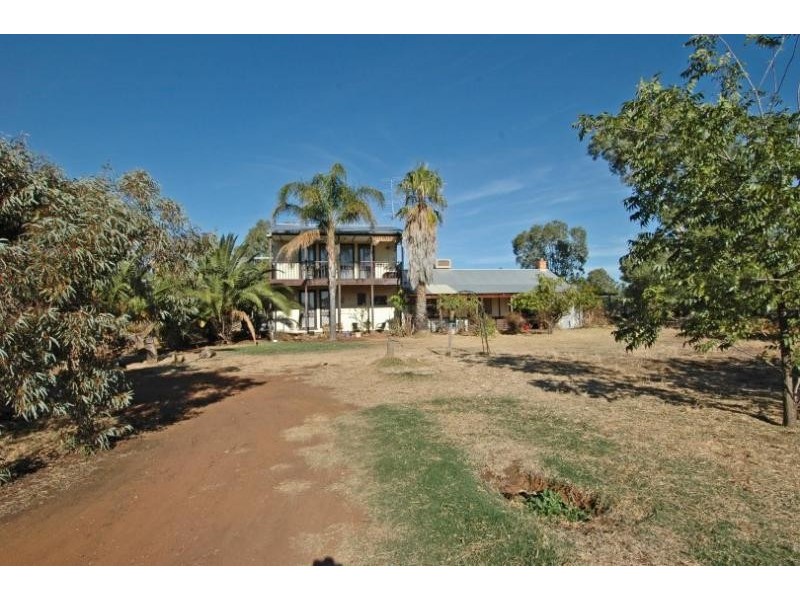 3 Lee Cres, York WA 6302