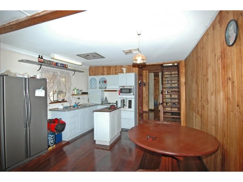 3 Lee Cres, York WA 6302